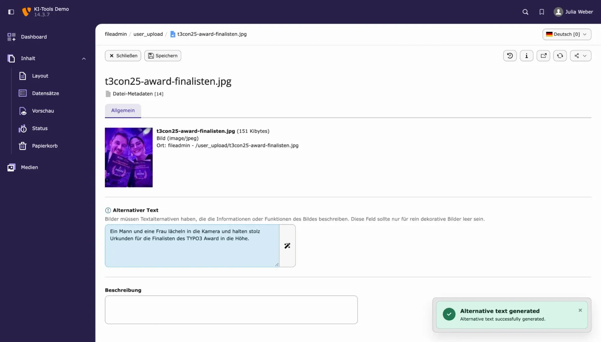 Von der KI erzeugter Alt-Text: Ein Mann und eine Frau lächeln in die Kamera und halten Urkunden für die Finalisten des TYPO3 Award