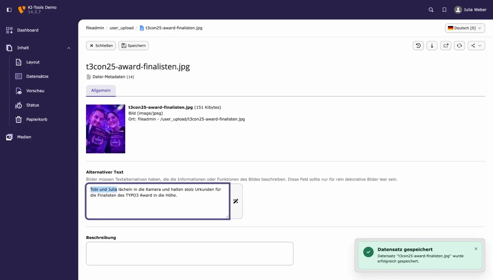 Von der Redaktion angepasster Alt-Text: Tobi und Julia lächeln in die Kamera und halten Urkunden für die Finalisten des TYPO3 Award