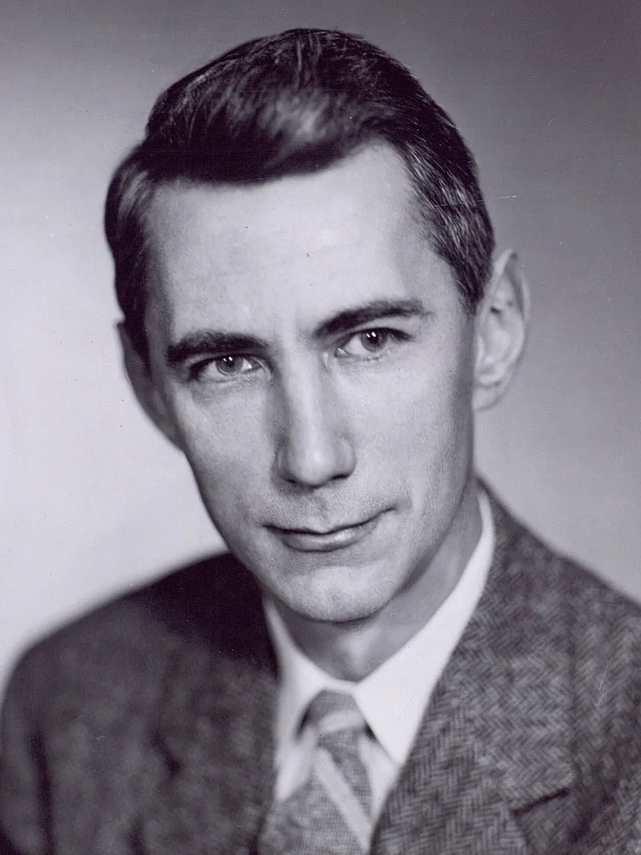 Schwarzweiß-Porträt Claude Shannon als junger Mann im Anzug