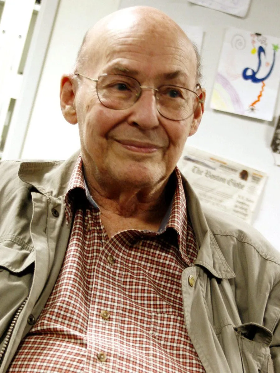Porträt Marvin Minsky, älterer Mann mit Brille und kariertem Hemd