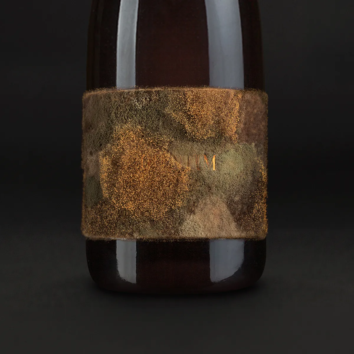 Flasche mit Etikett, auf dem grüner und gelber Schimmel große Flächen bildet