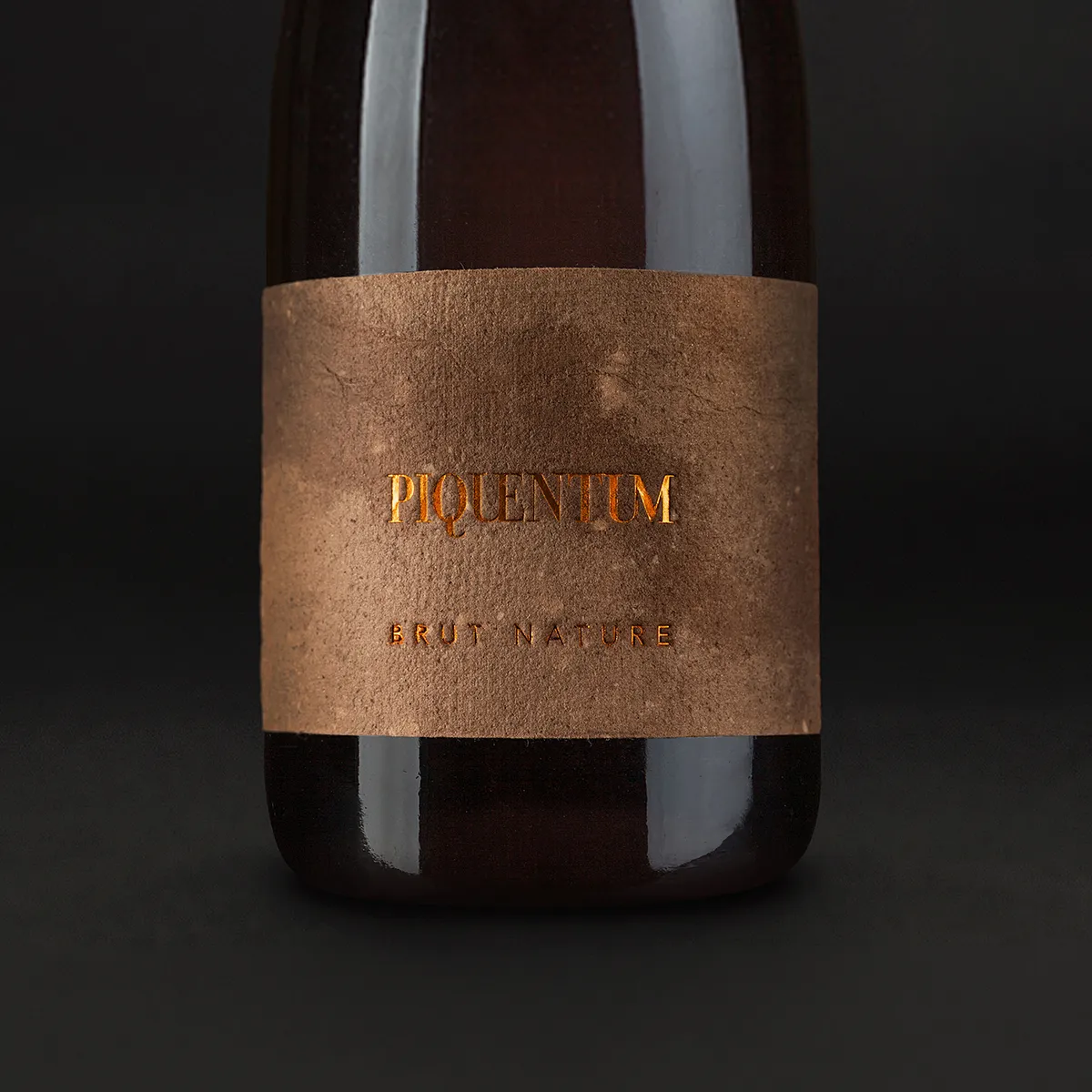 Flasche mit frischem, glattem braunem Etikett und goldener Schrift