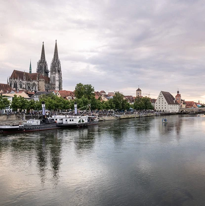 Regensburg © Dominik Hupf Man blickt über die Donau auf das andere Ufer. Der Dom ragt im Hintergrund auf.
