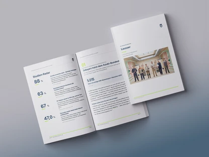 HR-Report für Lausser, Titelblatt mit Fachkräften in Arbeitskleidung und Doppelseite mit Studien-Radar und Ausbildungszahlen HR-Report für Lausser, Titelblatt mit Fachkräften in Arbeitskleidung und Doppelseite mit Studien-Radar und Ausbildungszahlen