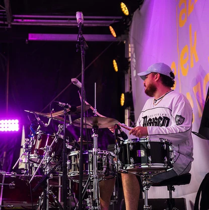 Jazzweekend © Dominik Hupf Schlagzeuger von der Seite auf der Bühne in rosa Licht getaucht