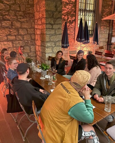 TEAMEVENT IN SAUS UND BRAUHAUS Mit dem ersten Schritt ging‘s los: Reden, lachen, Pläne schmieden.😊 Der Spaziergang bis...