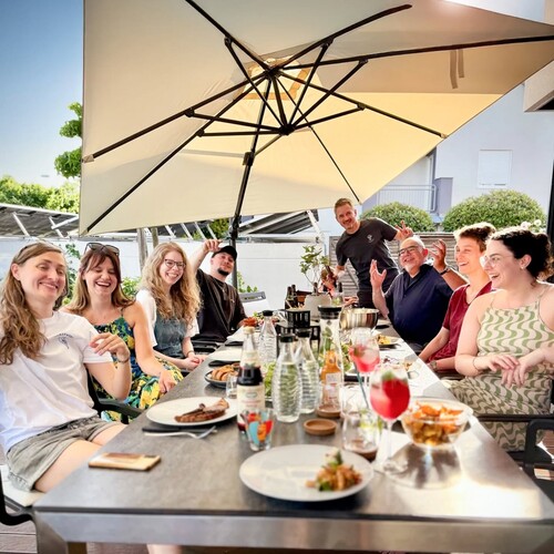DAS WURDE MAHL ZEIT 5 Jahre Planung, jetzt haben wir es geschafft! Tobi hat das komplette Team zum Grillen eingeladen –...