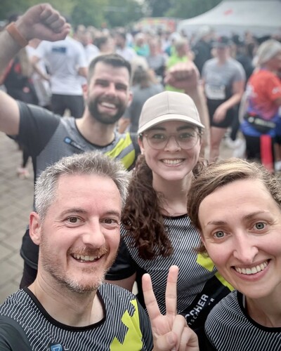 DIE FANTASTISCHEN VIER Eine Gruppe lauffreudiger JR-ler hat es geschafft: Mehr als 5 km gemeinsam durch Regensburg....